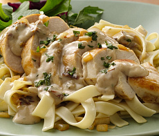 Паста фламбе с мясом страуса и грибами