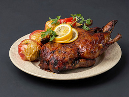 Гусь с черносливом в медово-горчичной корочке