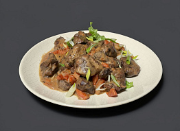 Бобрятина тушёная в сметане с овощами