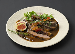 Шейка кабана с пряной капустой