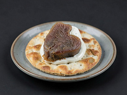 Язык северного оленя с острым соусом на крекере