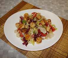 Салат из морских гребешков с помидорами