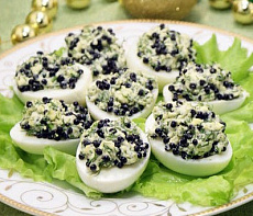 Салат с черной икрой и огурцами