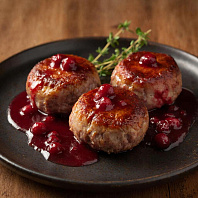 Кабаньи биточки с яблоком и луком в ягодном соусе