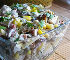 Салат с копчёным фазаном и сухариками