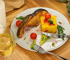 Стейк из белуги с пряным рисом