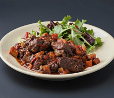 Дикий кабан, маринованный в белом вине, с беконом и овощами