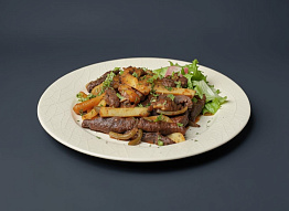 Оленина тушёная с картошкой и солёными огурчиками