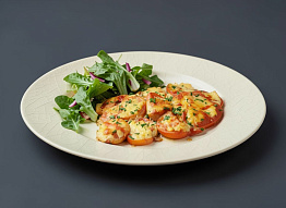 Треска под сыром, горчичкой и томатами