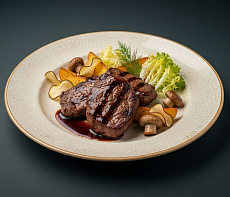 Стейки-гриль из лосятины в бальзамике