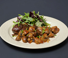 Стейк из окорока оленя в красном вине