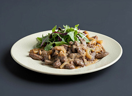 Бефстроганов в сметанно-винном соусе