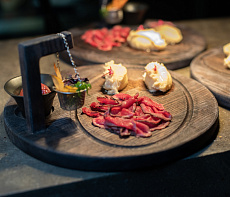 Лосятина в стиле "татаки  викингов" со сливами сезонными и пюре из пастернака с корнем сельдерея 