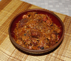 Бигус с мясом кабана, красным вином и черносливом