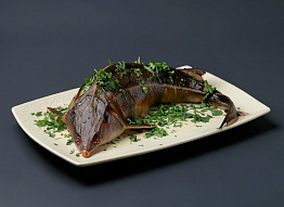 Осётр в вине под горчично-сливочным соусом