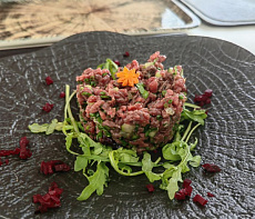 Тартар из лося со свежим огурцом