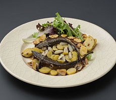 Стерлядь, запечённая с картофелем и луком