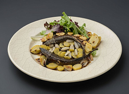 Стерлядь, запечённая с картофелем и луком