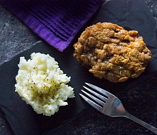 Отбивные из оленины в ароматной панировке