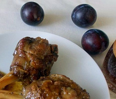 Нутрия, тушенная со сливами