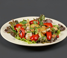 Тёплый салат с гребешками и овощами гриль