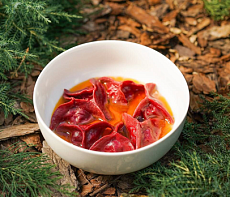 Пельмени из свекольного теста с олениной и бульоном