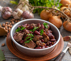 Мясо оленя тушеное с фасолью и овощами