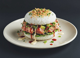 Острый суши-бургер с тунцом и авокадо