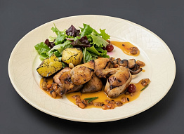 Каракатица, тушеная с овощами в йогурте