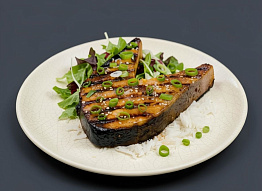 Стейки из семги на гриле в маринаде из сои и кленового сиропа