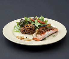 Дикая сёмга под карамелизованным луком