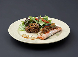 Дикая сёмга под карамелизованным луком