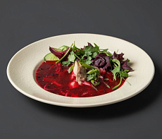 Свекольный суп на грудинке коня