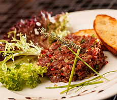 Тартар из европейского оленя с хумусом