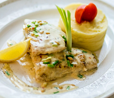 Голец запечённый с картофельным пюре и грибным соусом