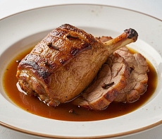 Пряный окорок кабана на углях