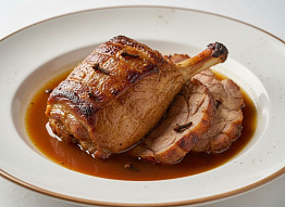 Пряный окорок кабана на углях