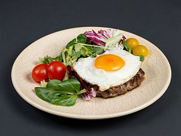 Бифштекс из оленины с яйцом