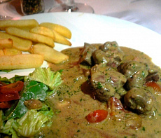 Почки медведя тушеные по-французски