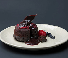 Шоколадный флан с малиновым сорбетом и Амаретто