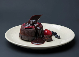 Шоколадный флан с малиновым сорбетом и Амаретто