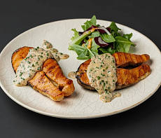 Стейки из семги на гриле со сливочно-горчичным соусом