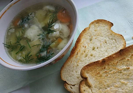 Легкий супчик из морского языка с овощами и рисом