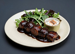 Колбаски барбекю из кабана в соусе из чернослива