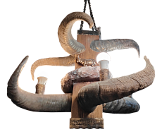 Люстра с рогами тура