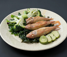 Жареная барабулька с зелеными овощами