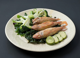 Жареная барабулька с зелеными овощами