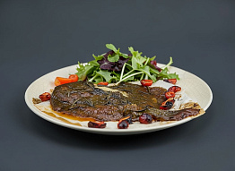 Камбала печёная с черри