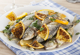Луфарь жареный с апельсинами и чесноком