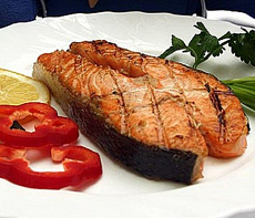 Стейки из сома с хрустящей корочкой